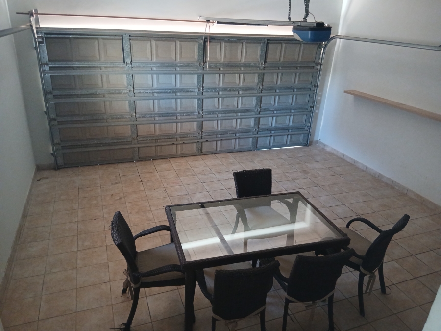 To Let 4 Bedroom Property for Rent in Wavecrest Eastern Cape